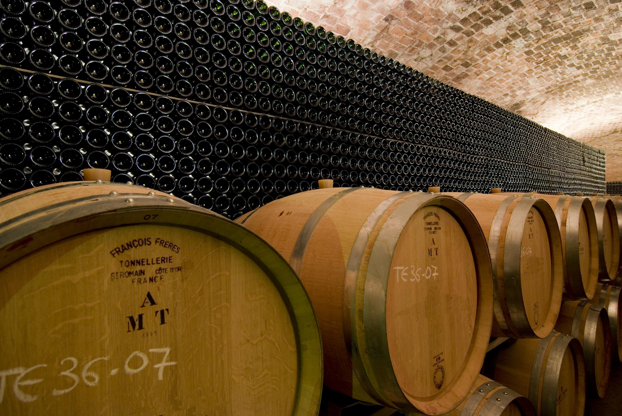Sala de botes i ampolles de vi al Penedès
