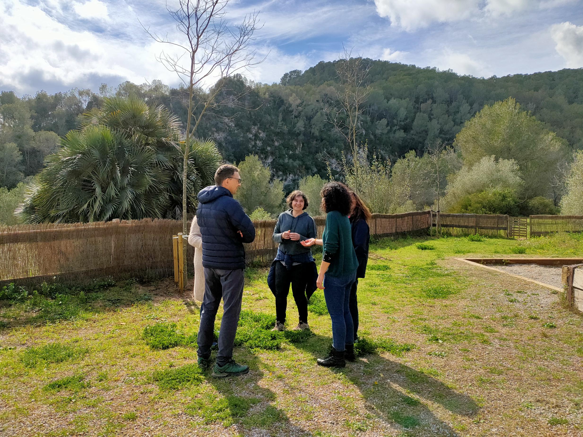 Personas al aire libre durante un team building de EquipUs al Parque del Foix entre el Penedès y Garraf