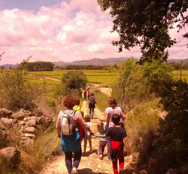 Grup familiar fent la visita a les vinyes