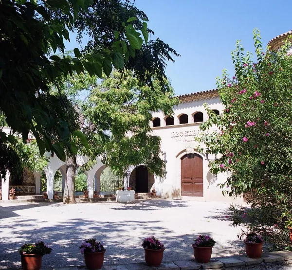 Façana modernista celler Cava Rovellats
