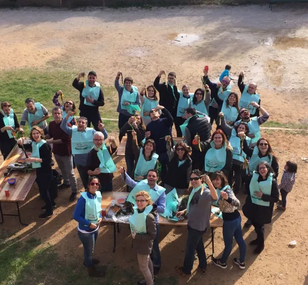 grup d'empresa fent una calçotada dinamitzada per EquipUs