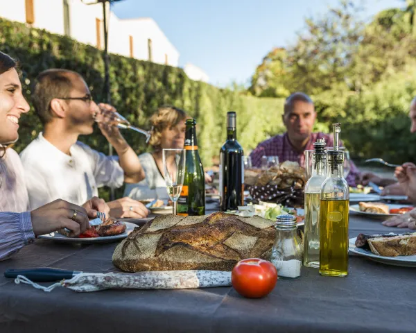 Taula parada amb gastronomia local