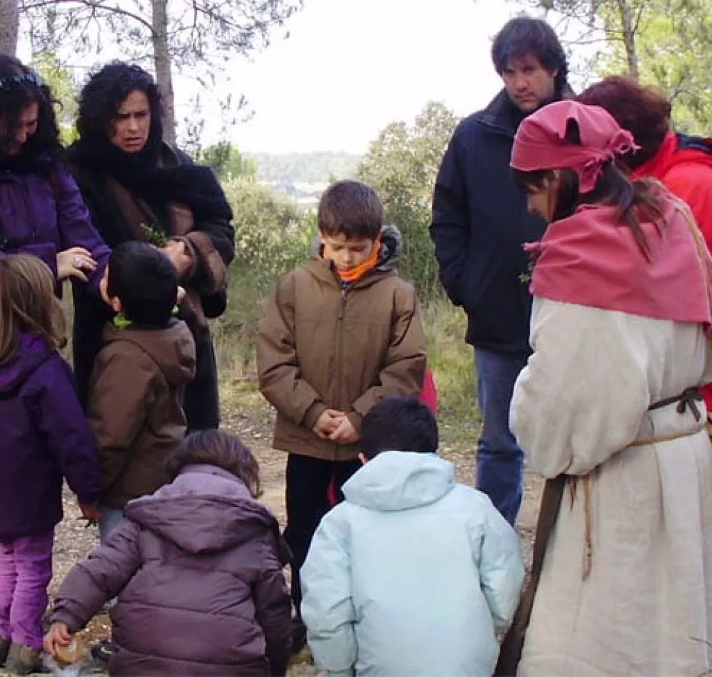 Guisla explicant a infants la funció d'una planta remeiera