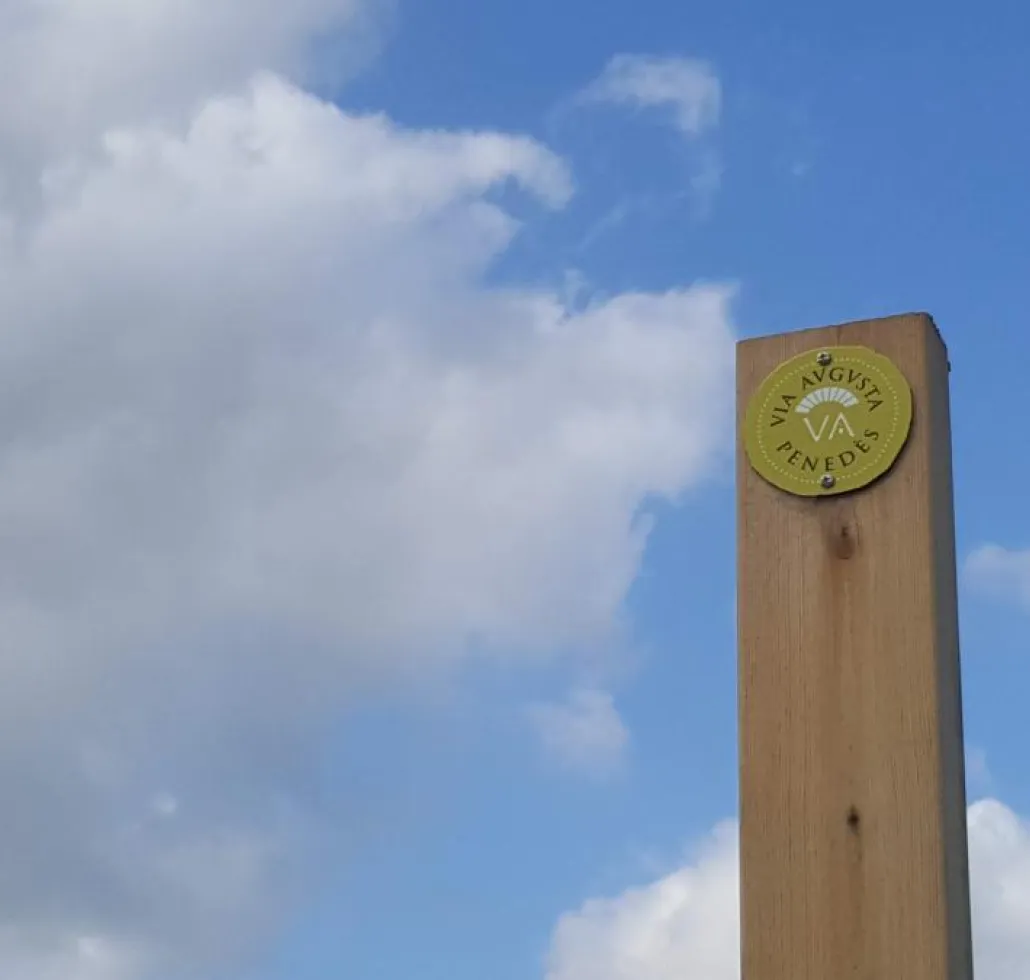Senyal de la Via Augusta al seu pas per Olèrdola